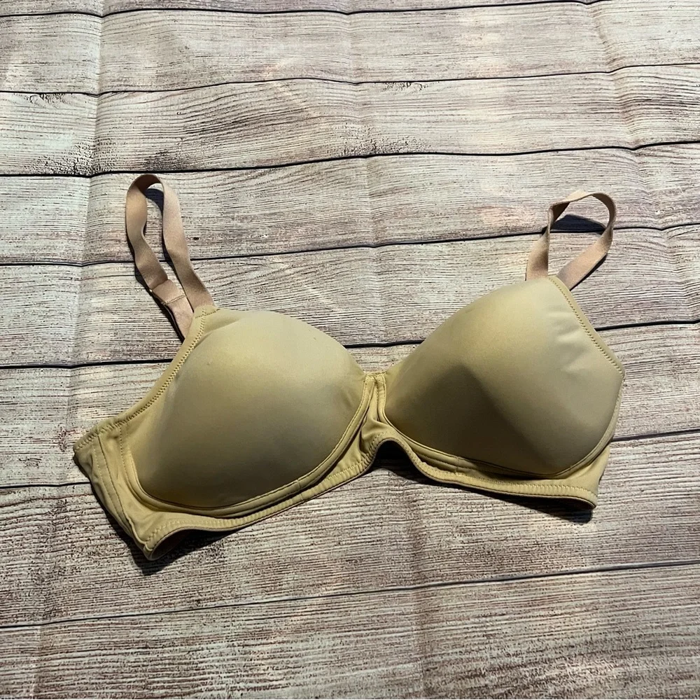 Nude Hanes No Underwire Bra, Adjustable Straps, Nipple Shield, Size 40C